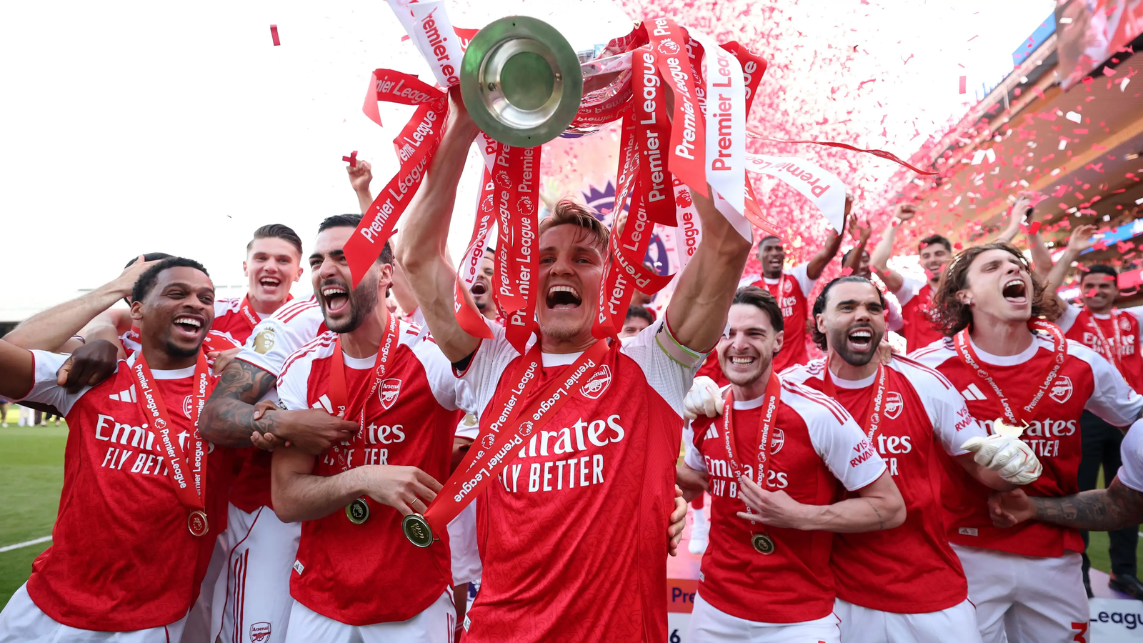 Martin Ødegaard lifting the 2025/26 Premier League title.