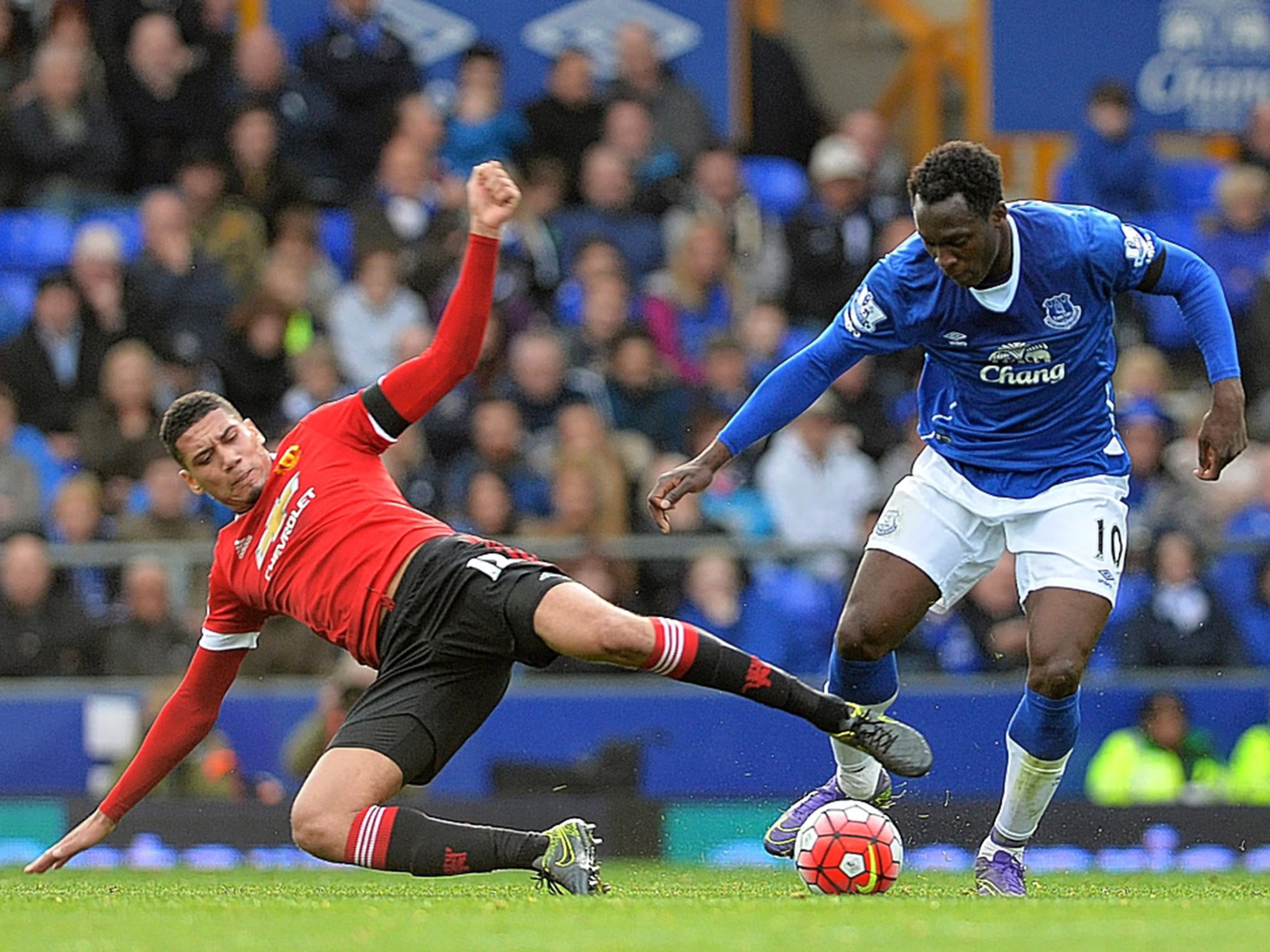 Chris Smalling attempting a tackle on Romelu Lukaku.